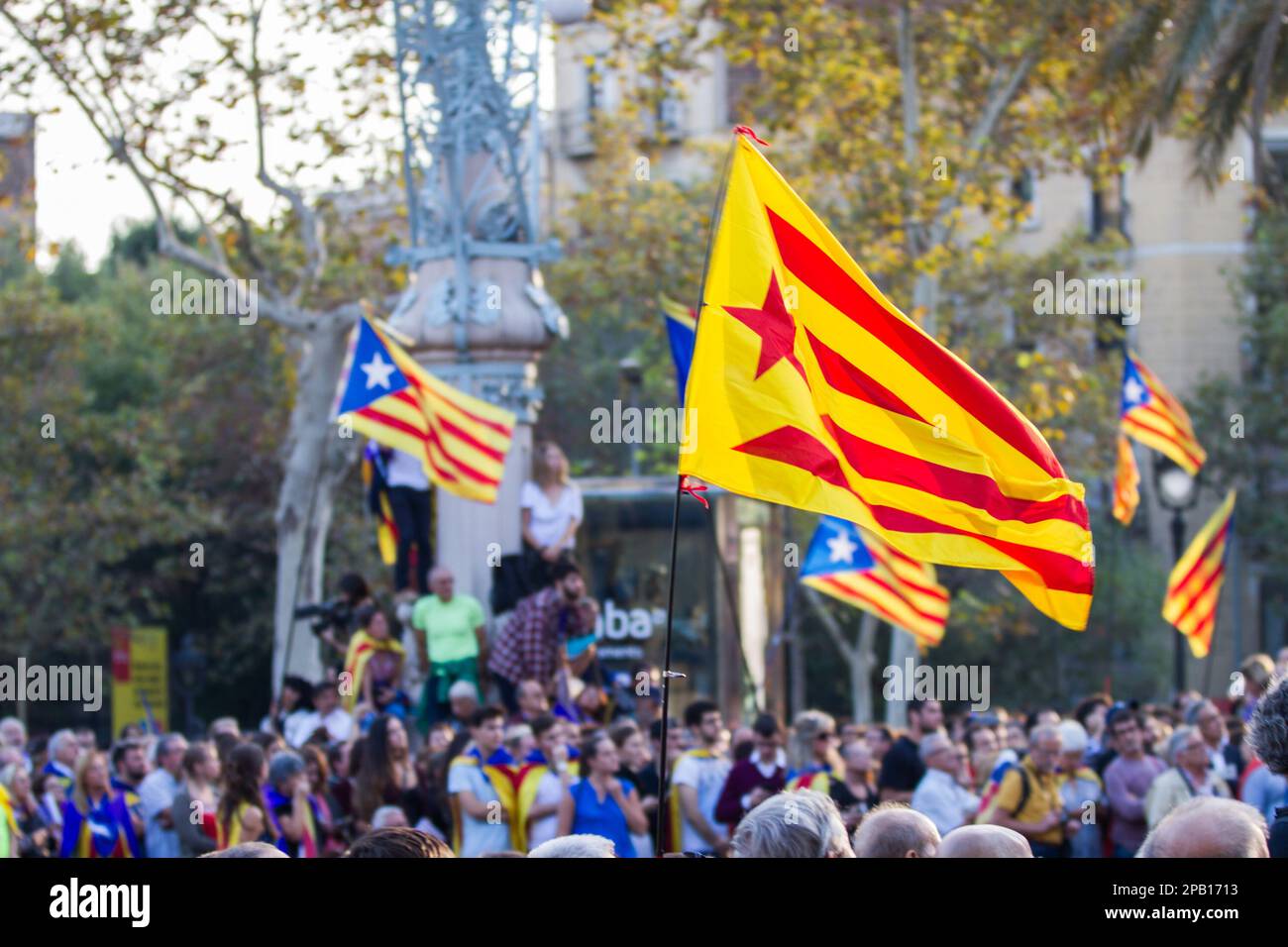 BARCELLONA, SPAGNA. 10. Ottobre 2017. I sostenitori dell'indipendenza catalana si riuniscono davanti al Parlamento catalano per un'azione del presidente delle regioni Char Foto Stock