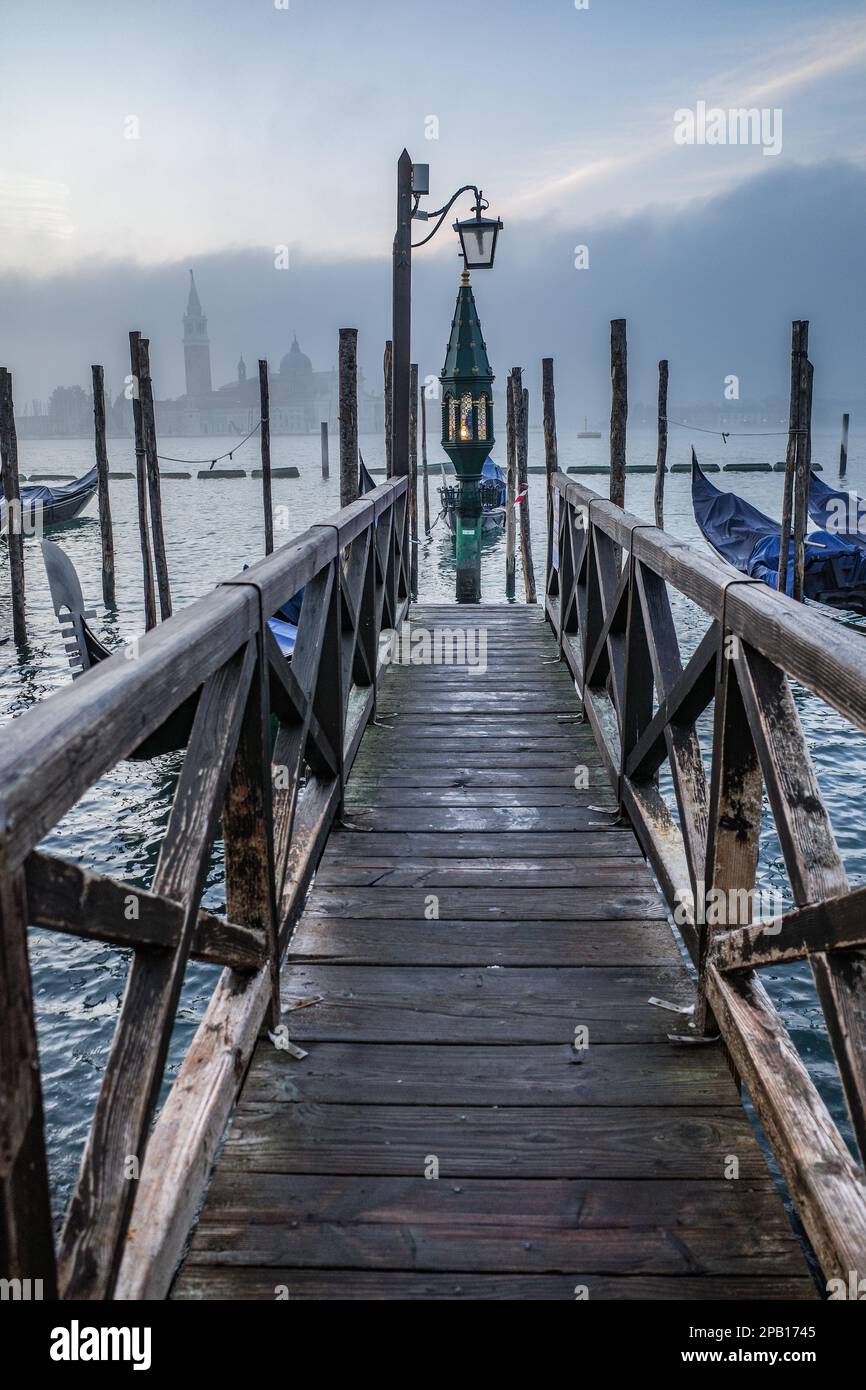Venezia, Italia - 15 novembre 2022: Vista mattutina delle gondole, del Canal Grande e del Campanile di San Giorgio Foto Stock