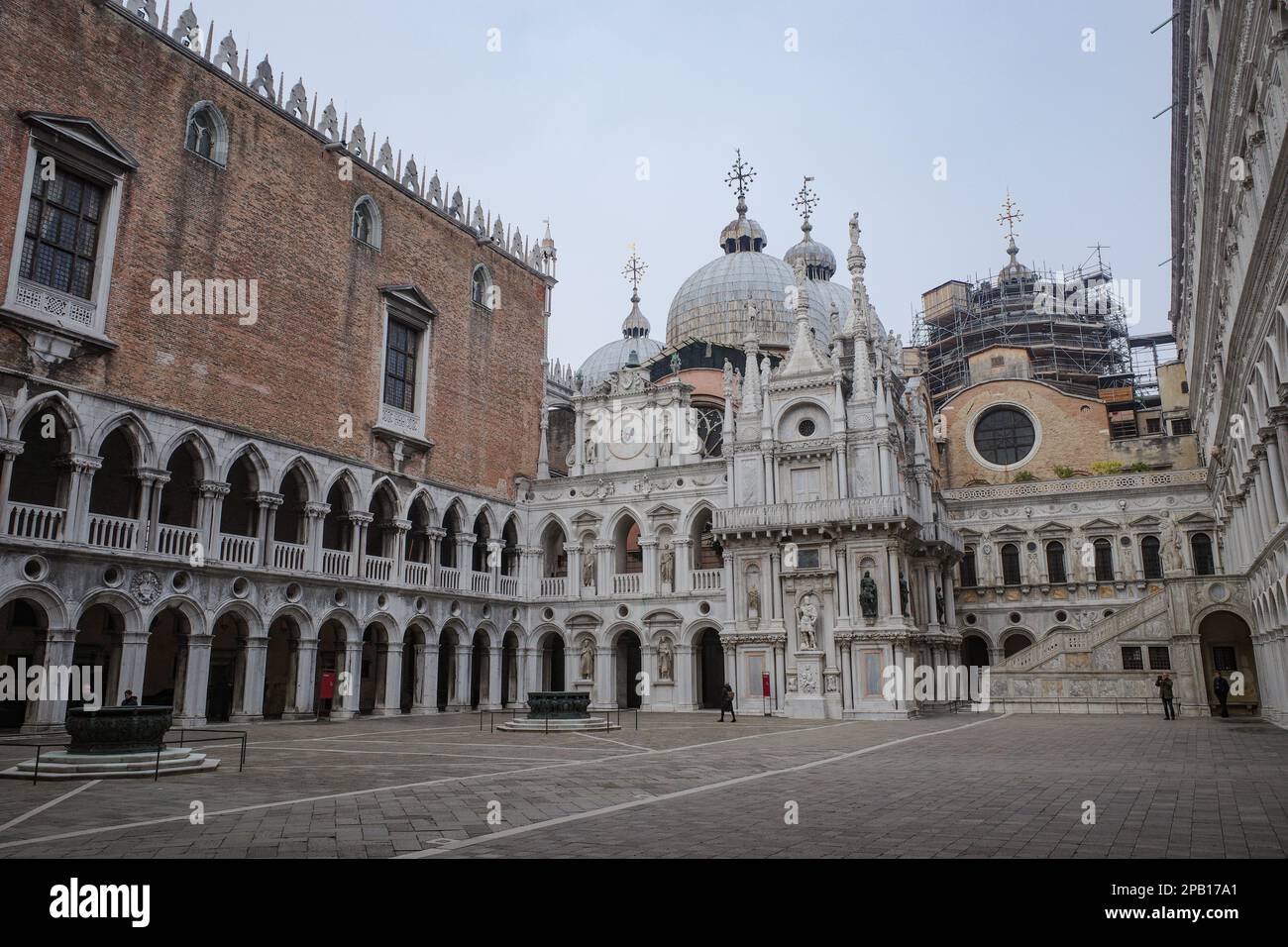 Venezia, Italia: 15 Nov 2022: Basilica di San Marco dall'interno del Palazzo Ducale Foto Stock