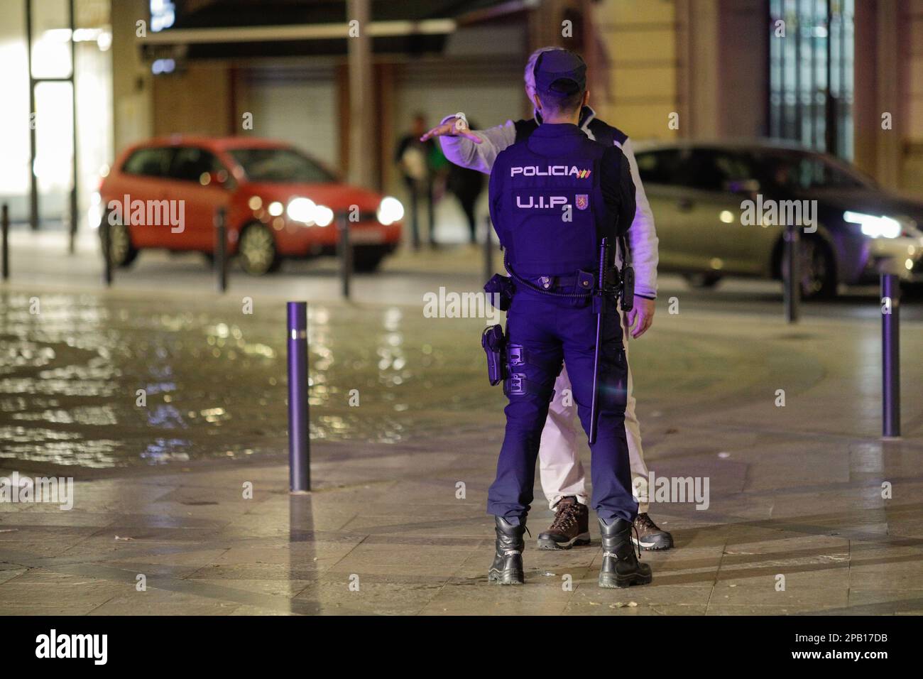 Castellon de la Plana, Spagna - 11 novembre 2022: Poliziotto spagnolo (unidades de Intervencion Policial o UIP) parlando con un uomo sulla strada A. Foto Stock