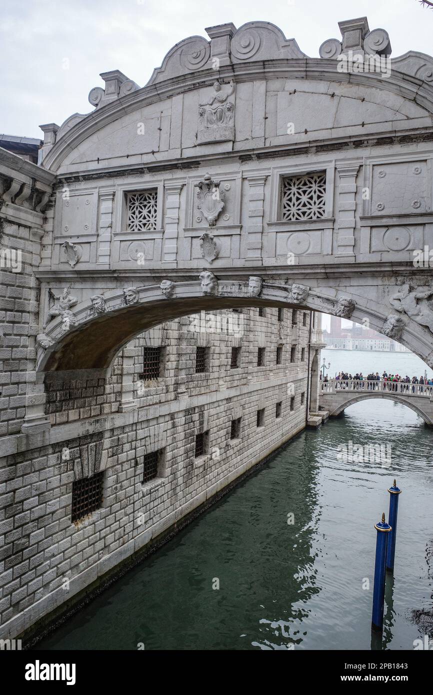 Venezia, Italia - 15 Nov, 2022: Il Ponte dei Sospiri dall'interno del Palazzo Ducale Foto Stock