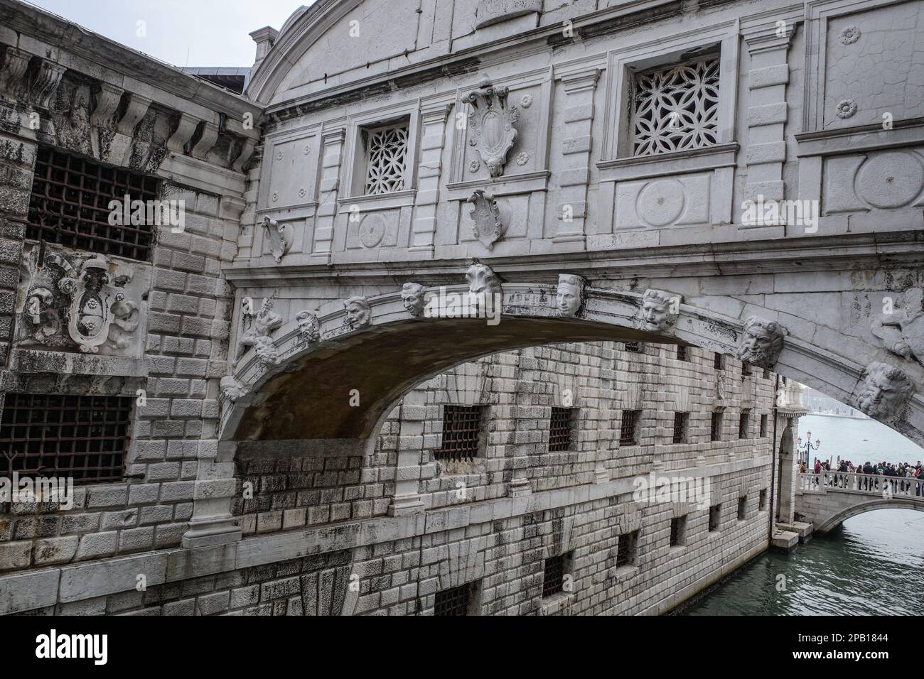 Venezia, Italia - 15 Nov, 2022: Il Ponte dei Sospiri dall'interno del Palazzo Ducale Foto Stock