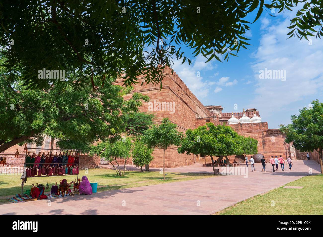 Jodhpur, Rajasthan, India- 19 ottobre 2019: Donne Rajasthani che vendono bambole forte di Mehrangarh. Zenana deodi o il cortile delle donne. Foto Stock