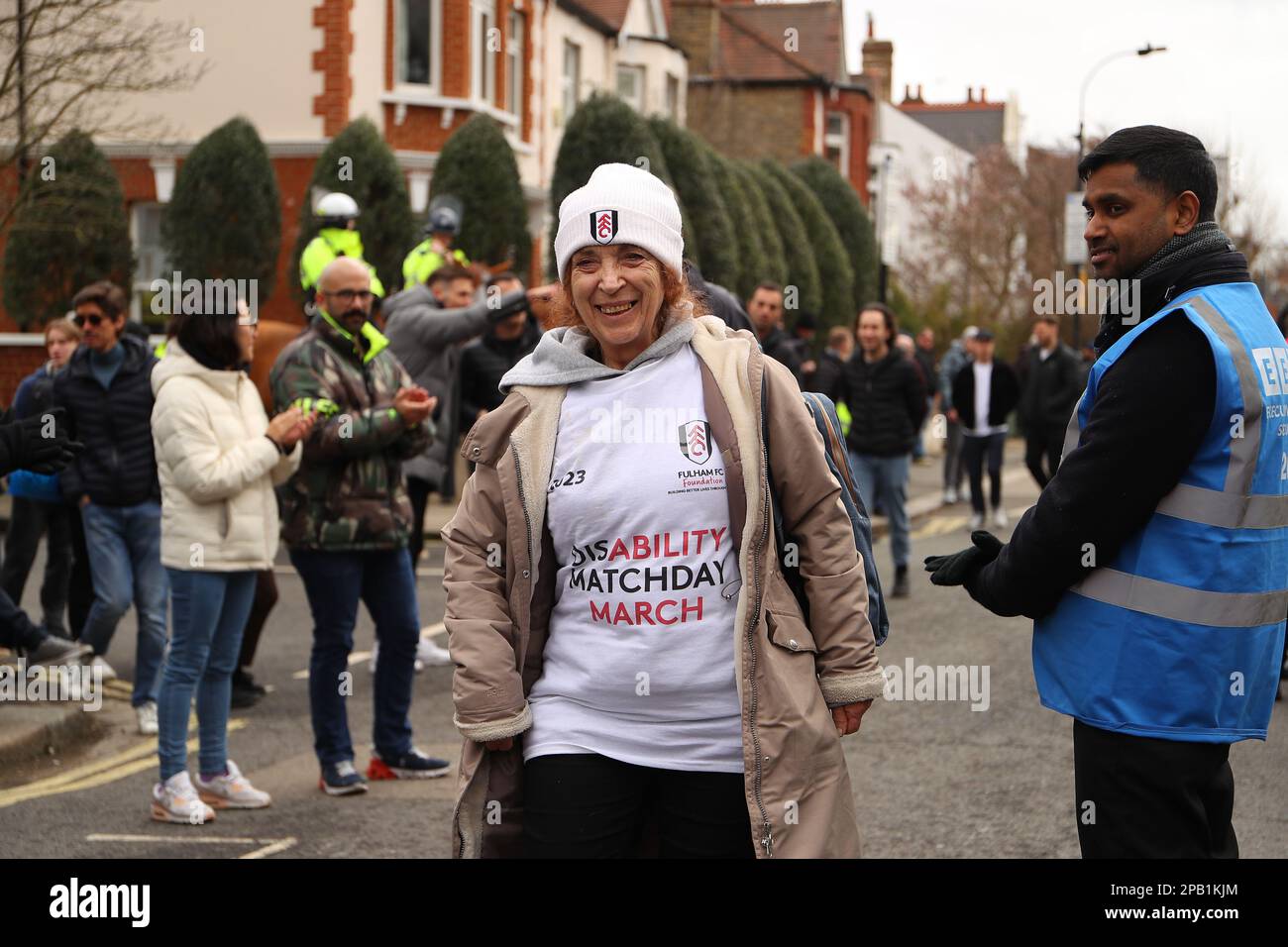 Craven Cottage, Fulham, Londra, Regno Unito. 12th Mar, 2023. Premier League Football, Fulham vs Arsenal; i partecipanti alla Fulham FC Foundation Disability Matchday marciano arrivando al traguardo fuori dello stadio. Credit: Action Plus Sports/Alamy Live News Foto Stock