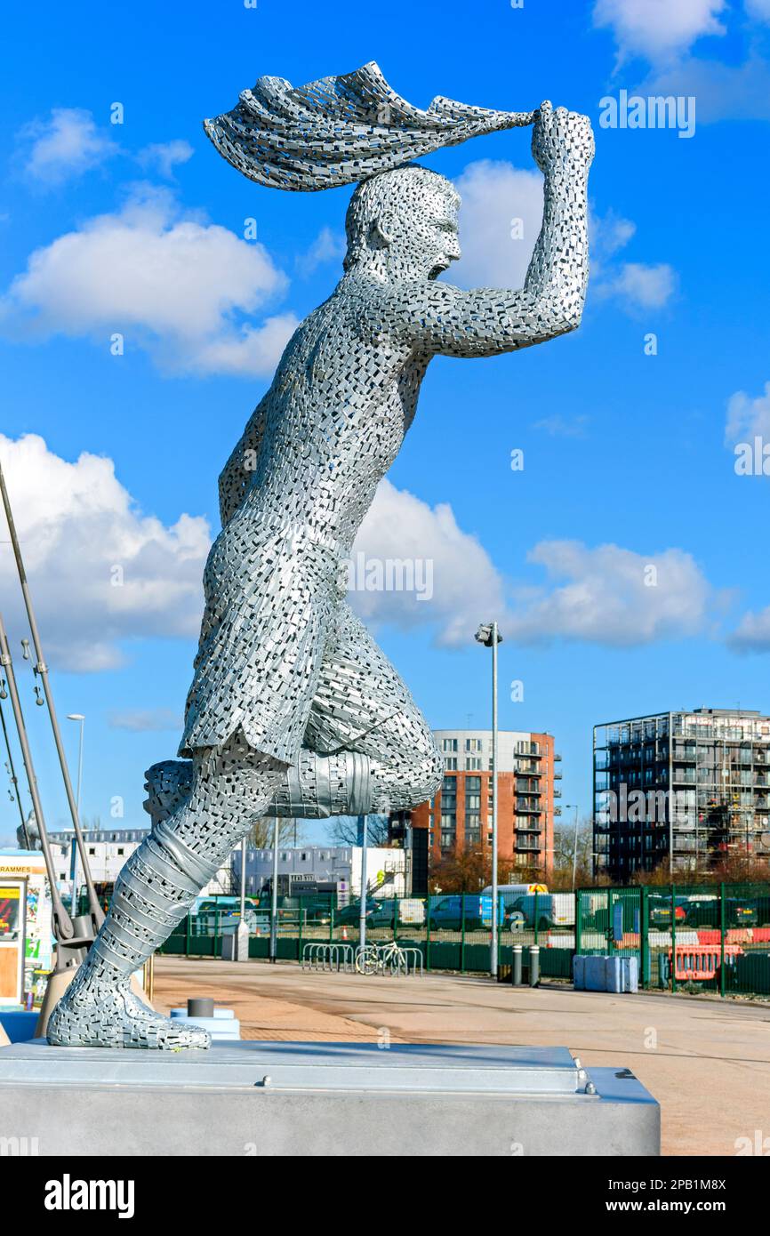 Statua di Sergio Aguero, dello scultore Andy Scott, presso l'Etihad Stadium, Manchester, Inghilterra, Regno Unito Foto Stock