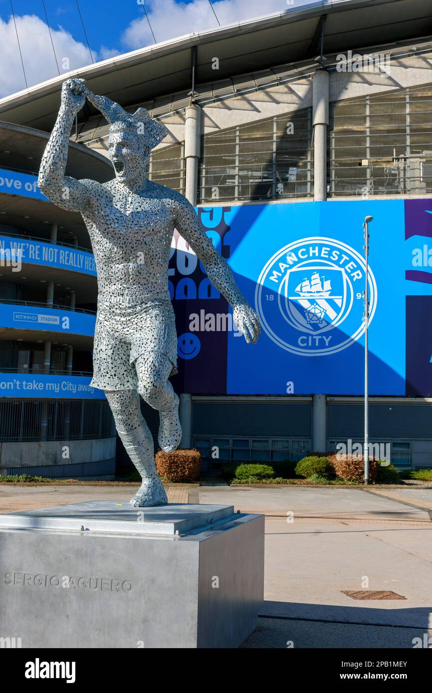 Statua di Sergio Aguero, dello scultore Andy Scott, presso l'Etihad Stadium, Manchester, Inghilterra, Regno Unito Foto Stock