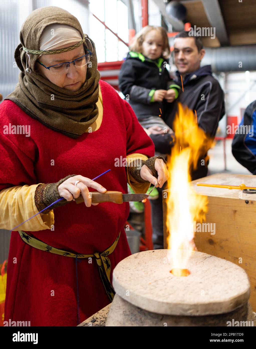 Lauscha, Germania. 12th Mar, 2023. Monika Müllner dimostra la produzione di perle di vetro colorate con un forno di argilla ai Glass Bead Days nella Farbglashuette. Al Perlinale 2023 - le Giornate del perline di vetro di Lauscha, dimostrazioni di tecniche selezionate dei produttori di api e della produzione delle verghe di vetro colorate sono mostrate in tre giorni. Credit: Michael Reichel/dpa/Alamy Live News Foto Stock