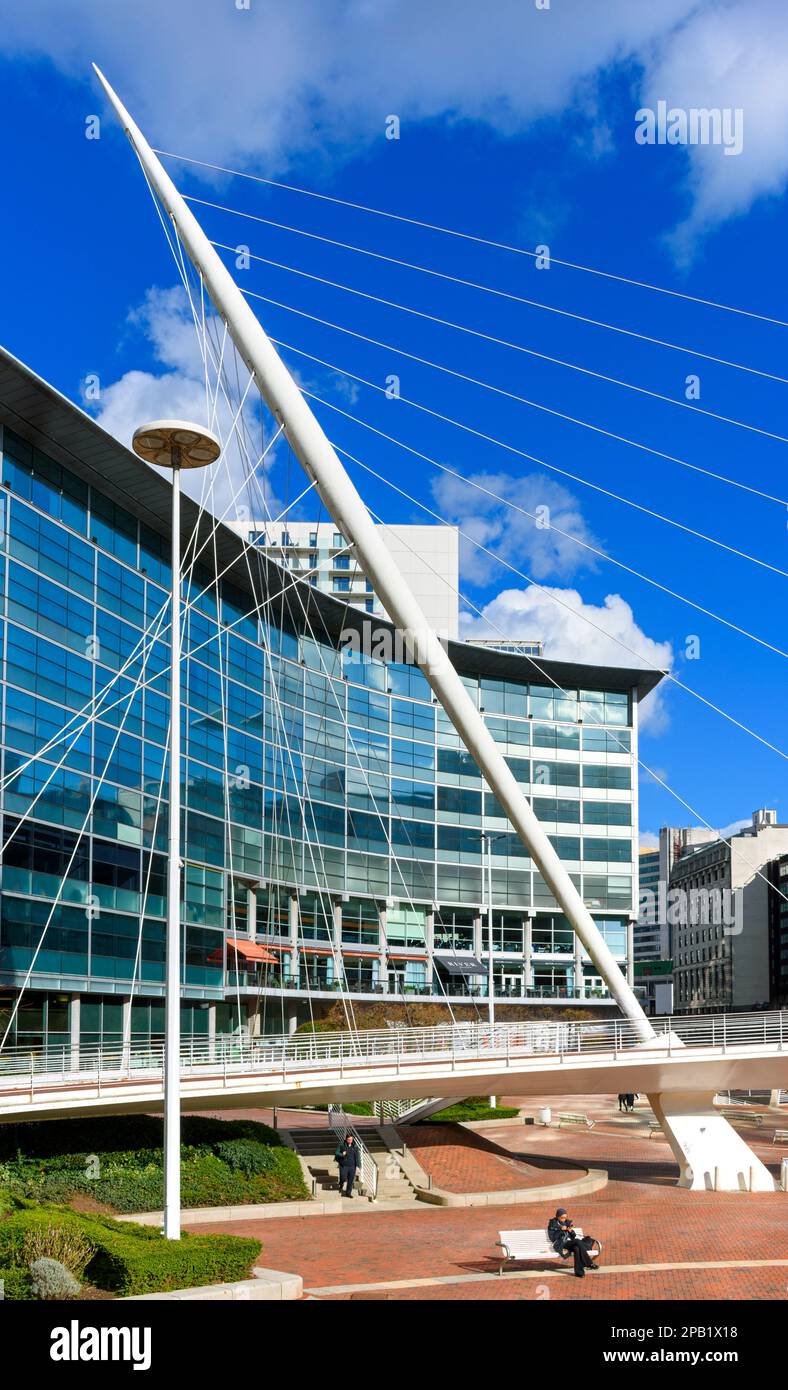 Trinità ponte (Santiago Calatrava, 1995) e il Lowry Hotel. Salford, Manchester, Inghilterra, Regno Unito Foto Stock