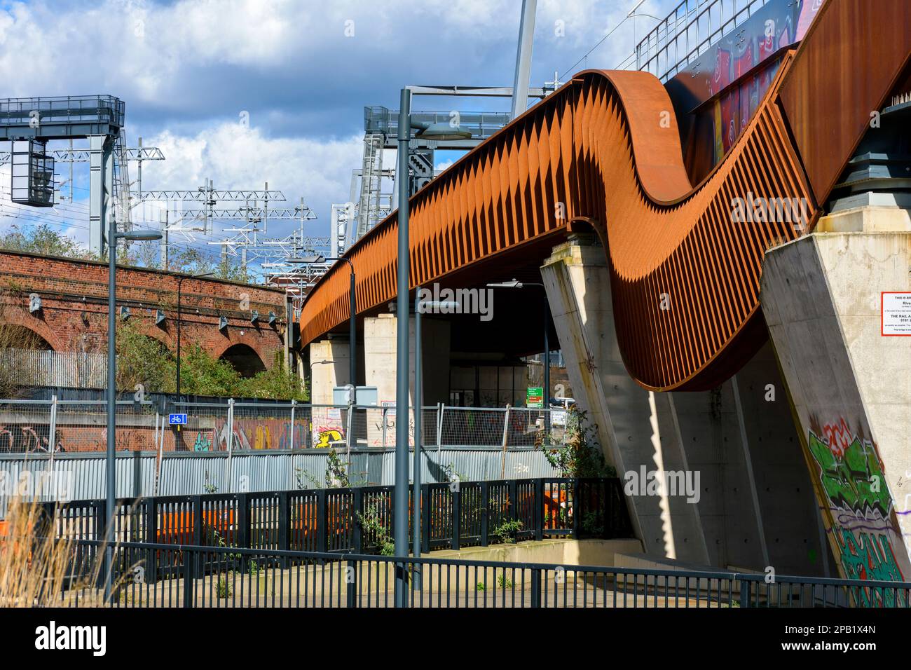 Il ponte ferroviario di Ordsall Chord sulla Trinity Way, Salford, Manchester, Inghilterra, Regno Unito Foto Stock