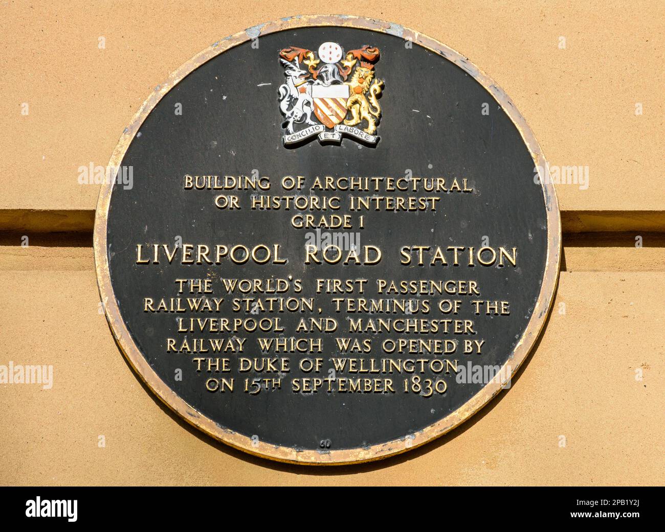 Placca rossa sulla strada di Liverpool Station Building, Castlefield, Manchester, Inghilterra, Regno Unito. Ora il Museo della Scienza e dell'industria. Foto Stock