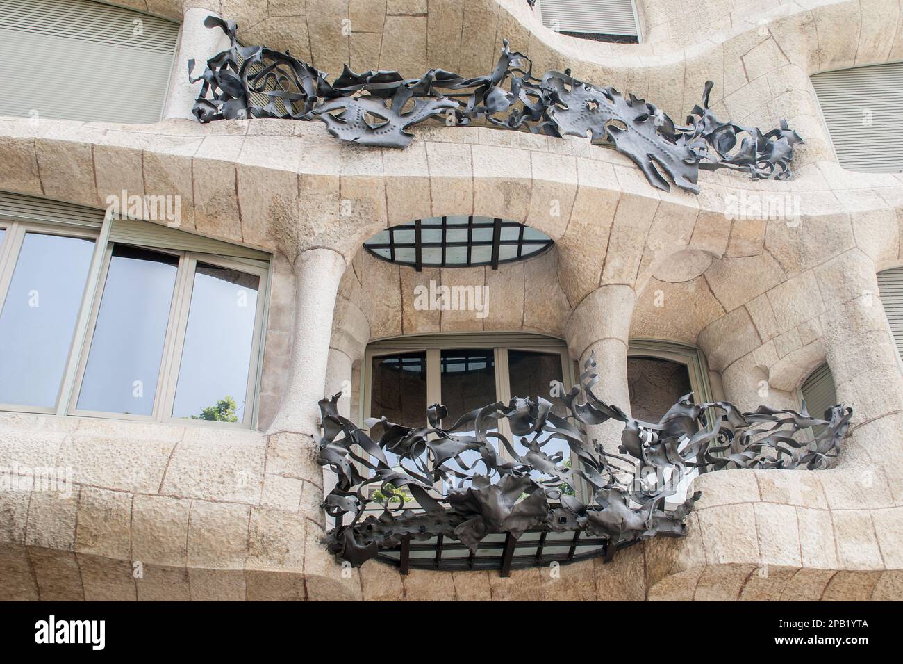 Casa Milà Balcony, Barcellona, Spainsharing la facciata autoportante in pietra, sostenuta anche da travi in ferro ricurve. Foto Stock