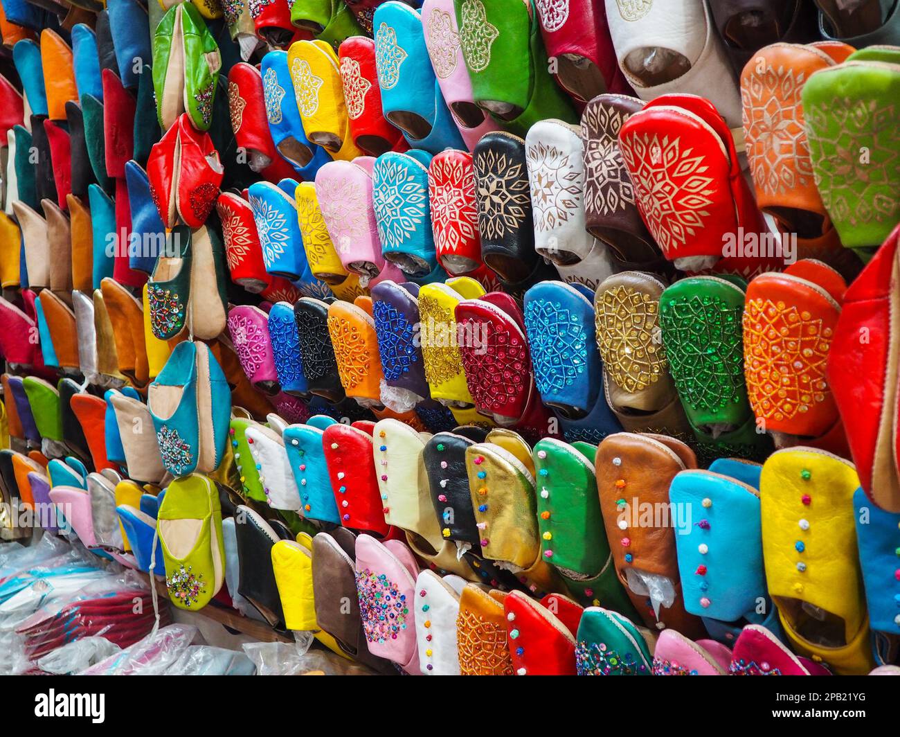 Babouche colorata fatta a mano - pantofole in pelle in mostra al souk tradizionale - mercato di strada in Marocco Foto Stock