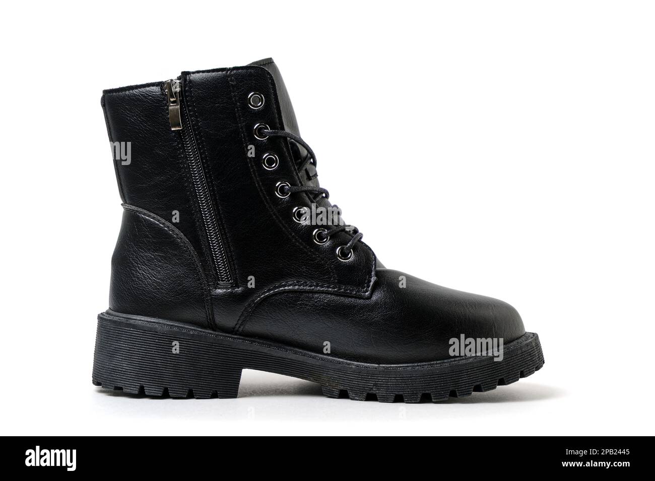 Scarpa allacciata in pelle nera su sfondo bianco Foto Stock