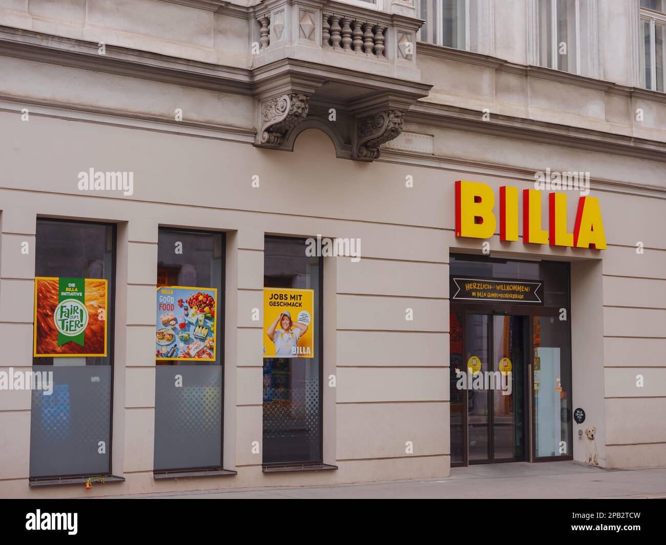 Vienna, Austria - 7 agosto 2022: Logo della società con negozi, negozi, supermakets. Ora parte del gruppo REWE, Billa è stata fondata nel 1953. più di 1000 negozi è la più grande catena di supermercati. Foto Stock