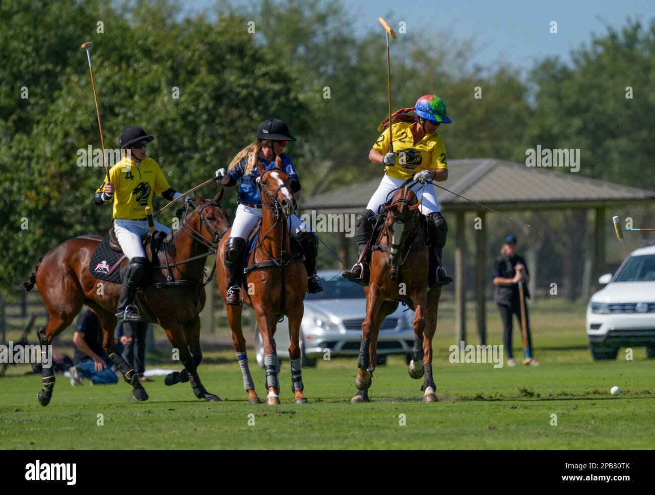 Port Mayaca, Stati Uniti. 12th Mar, 2023. 3/10/23 Port Mayaca, Florida Nina Clarkin, Erica Grandomcar corse per Dundas durante la DUNDAS VS EL CID FITNESS durante la US Women's Polo 18-24 Goal Cup 2023 Semifinali, tenutosi presso il Port Mayaca Polo Grounds a Port Mayaca, Florida, venerdì 10 marzo 2023. Credit: Jennifer Graylock/Alamy Live News Foto Stock