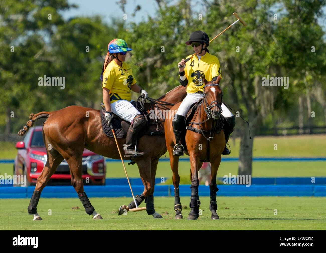 Port Mayaca, Stati Uniti. 12th Mar, 2023. 3/10/23 Port Mayaca, Florida Erica Grandomcar, Nina Clarkin cavalca per Dundas durante la DUNDAS VS EL CID FITNESS durante la US Women's Polo 18-24 Goal Cup 2023 SemiFinals, tenutasi presso il Port Mayaca Polo Grounds a Port Mayaca, Florida, venerdì 10 marzo 2023. Credit: Jennifer Graylock/Alamy Live News Foto Stock