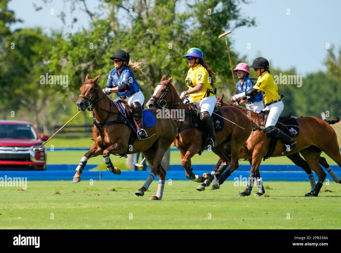 Port Mayaca, Stati Uniti. 12th Mar, 2023. 3/10/23 Port Mayaca, Florida Erica Gandomcar, Nina Clarkin cavalca per Dundas durante la DUNDAS VS EL CID FITNESS durante la US Women's Polo 18-24 Goal Cup 2023 Semifinali, tenutosi presso il Port Mayaca Polo Grounds a Port Mayaca, Florida, venerdì 10 marzo 2023. Credit: Jennifer Graylock/Alamy Live News Foto Stock