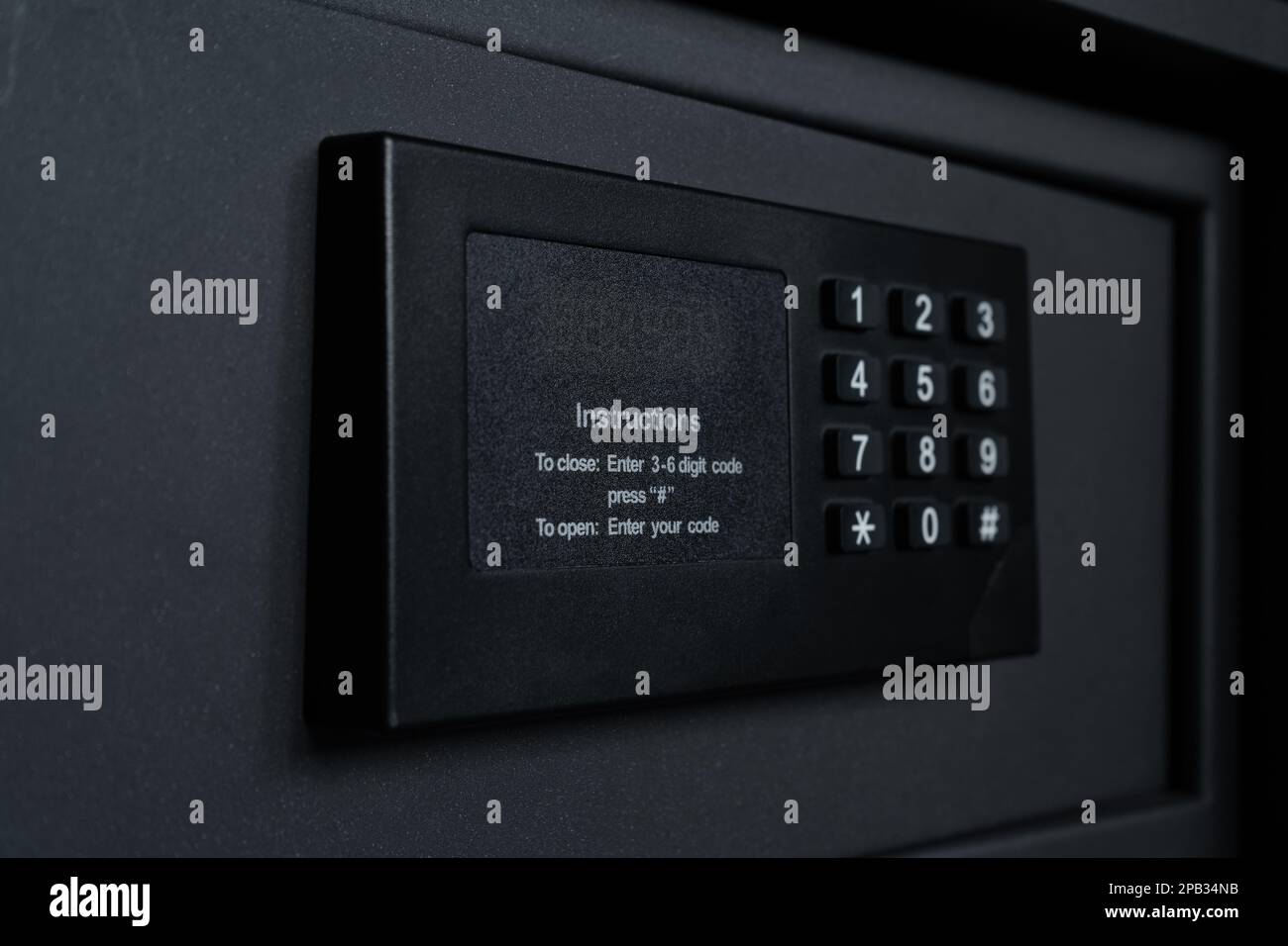 Cassetta di sicurezza in acciaio nero con serratura elettronica di sicurezza. Moderno armadietto di sicurezza in una camera d'hotel o a casa. Foto Stock