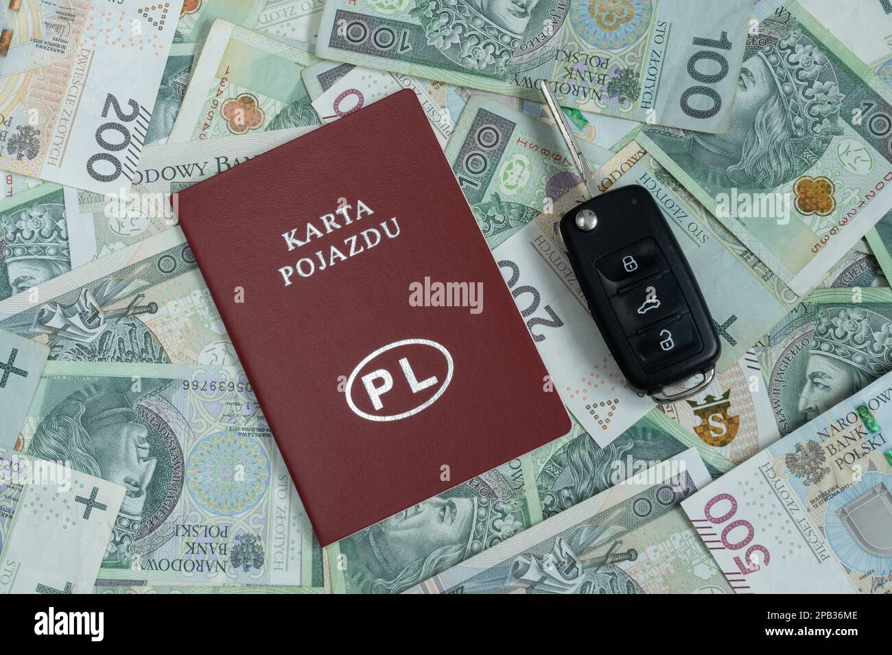 Carta patente del veicolo in Polonia, chiavi dell'auto e denaro polacco. Karta Pojazdu, certificato di registrazione. Comprare un'auto o un'assicurazione. Foto Stock