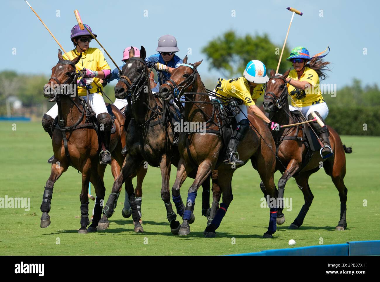 Port Mayaca, Stati Uniti. 12th Mar, 2023. 3/10/23 Port Mayaca, Florida Nina Clarkin, mia Cambiaso, Erica Gandomcar corse per Dundas durante la DUNDAS vs EL CID FITNESS durante la US Women's Polo 18-24 Goal Cup 2023 semi-finali, tenutosi presso il polo Port Mayaca a Port Mayaca, Florida, venerdì 10 marzo 2023. Credit: Jennifer Graylock/Alamy Live News Foto Stock