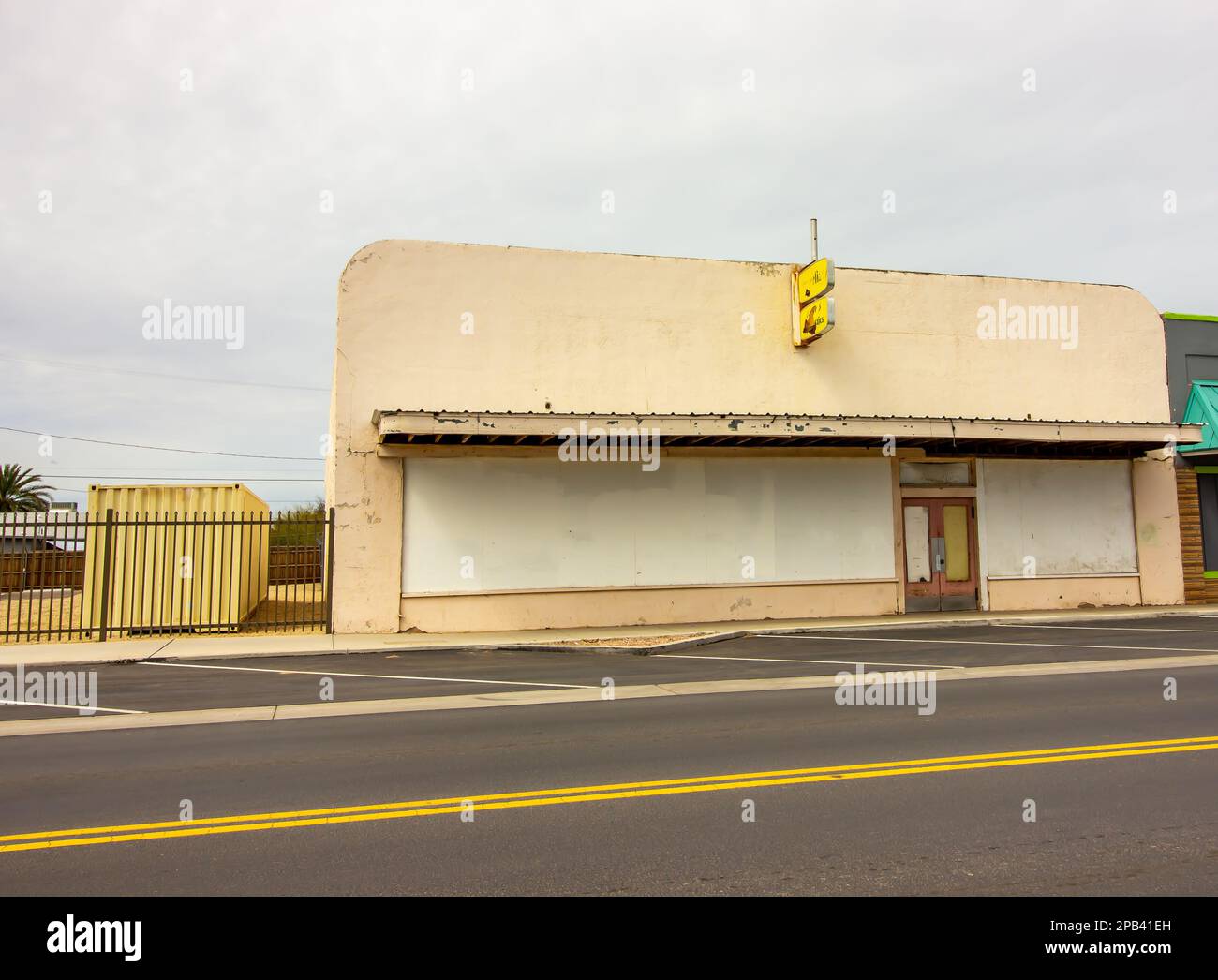 Abbandonato edificio commerciale in cattivo stato Foto Stock