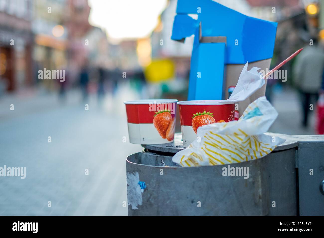 Cestino pieno nella zona pedonale Foto Stock