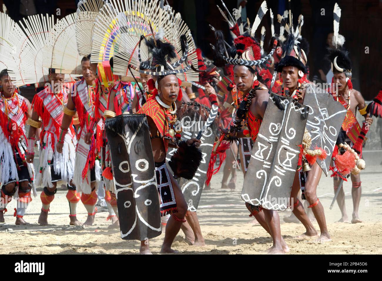 Balli tribali rituali al Festival Hornbill, Kohima, Nagaland, India, Asia Foto Stock