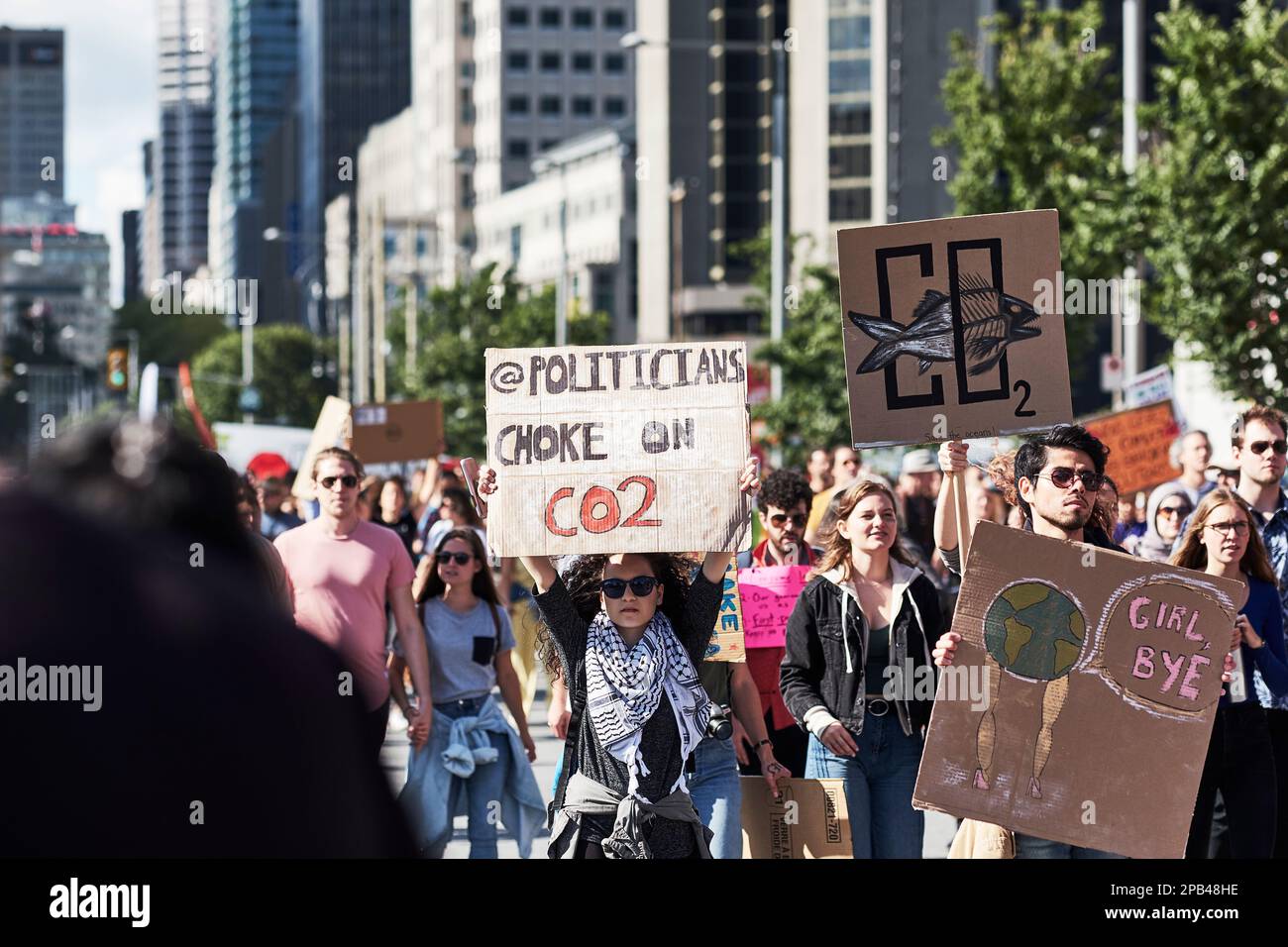 I manifestanti marciano durante lo sciopero del clima, Montreal, Quebec, Canada, 2019 Foto Stock