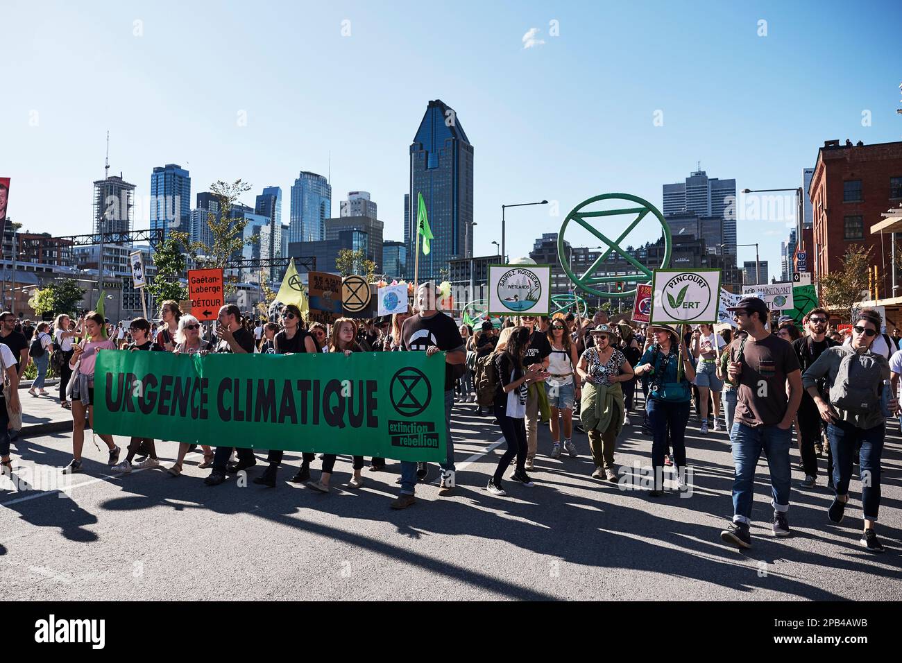 I manifestanti marciano durante lo sciopero del clima, Montreal, Quebec, Canada, 2019 Foto Stock