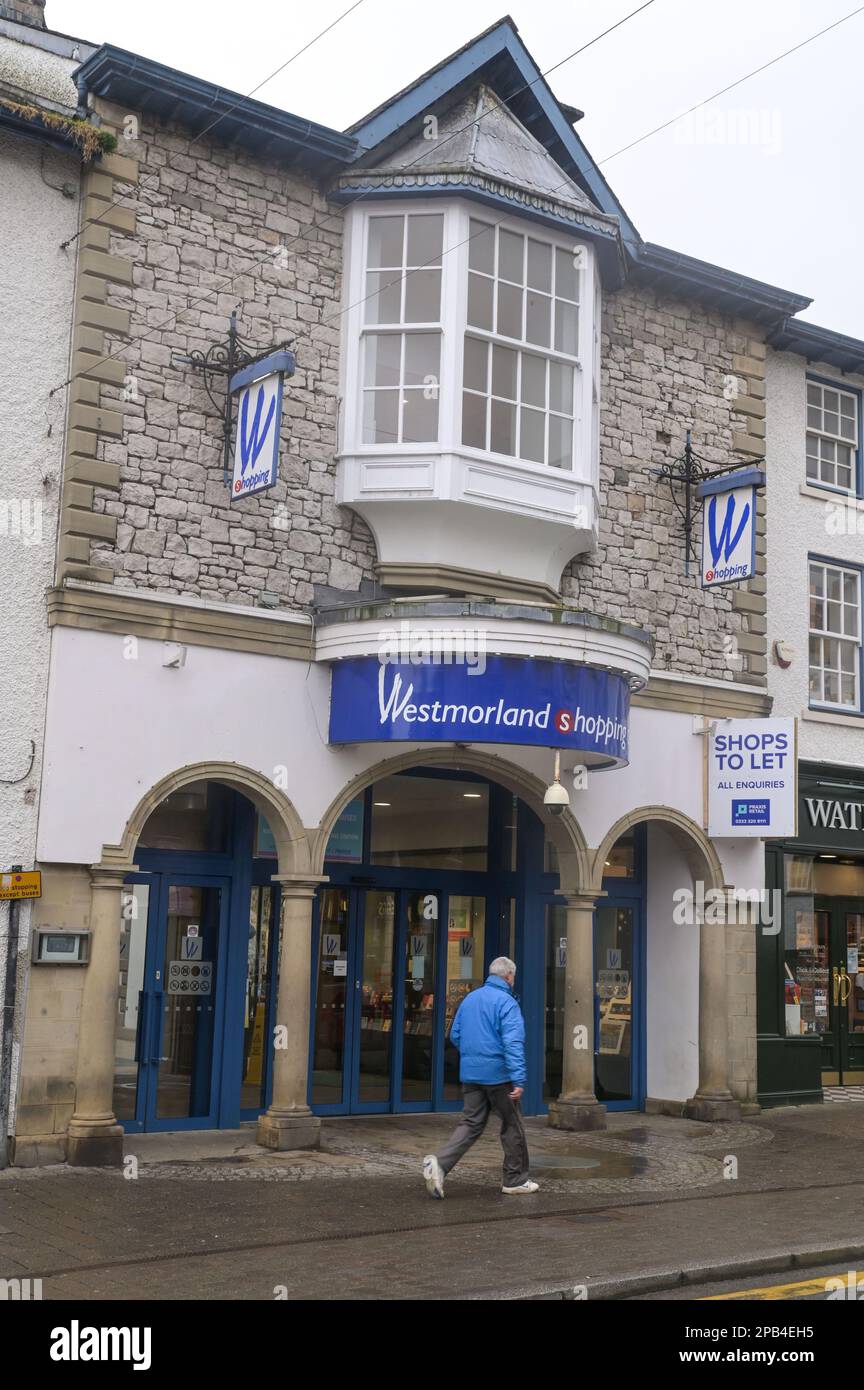 Kendal, Cumbria, 12th marzo 2023 - negozi vuoti e inutilizzati nella High Street nella città nord-occidentale di Kendal in Cumbria. Diversi negozi e imprese hanno chiuso come affitti e tassi di aumento insieme con una diminuzione dei clienti a causa del costo della crisi di vita. Credit: Ben Formby/Alamy Live News Foto Stock