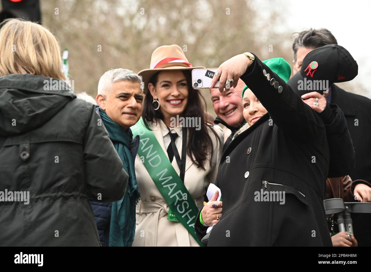 Londra, Regno Unito. 12th Mar, 2023. 12th marzo 2023, Londra, Regno Unito. Il sindaco di Londra, Sadiq Khan e il Grand Marshal, Catherina Casey si uniscono alla parata di Londra del giorno 2023 di San Patrizio, che celebra la spettacolare processione e sfilata di bande irlandesi in marcia, ballerini e pageantry attraverso il cuore di Londra da Green Park attraverso Piccadilly Circus a Trafalgar Square. Credit: Vedi li/Picture Capital/Alamy Live News Foto Stock