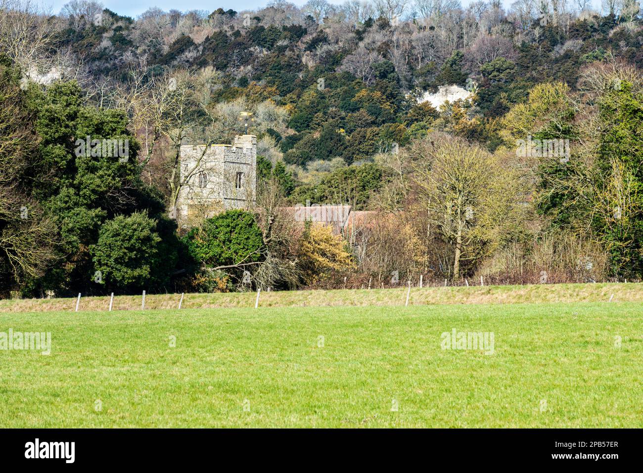 La bella chiesa di San Maria e tutti i Santi a Boxley vicino Maidstone in Kent con le Downs Nord sullo sfondo Foto Stock