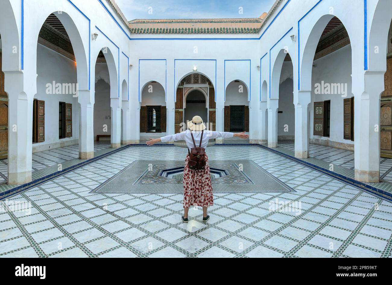 Un turista a braccia aperte a El Bahia. Il palazzo che è visitato da turisti provenienti dal mondo il 24 agosto 2014 a Marrakech, Marocco. È un esempio di Foto Stock