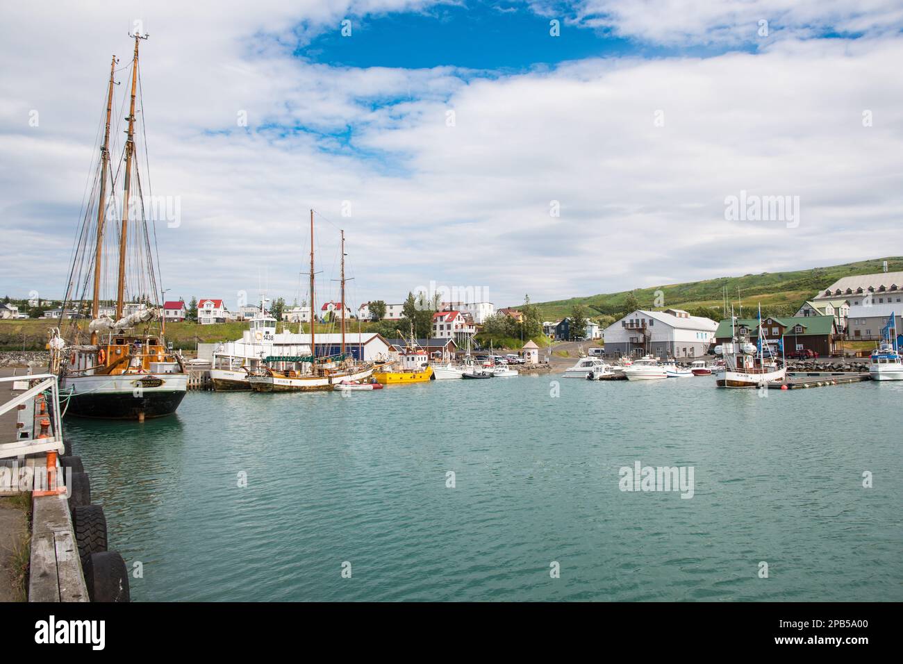 Husavik Islanda - Luglio 15. 2021: Vista sul porto di Husavik in Islanda settentrionale Foto Stock