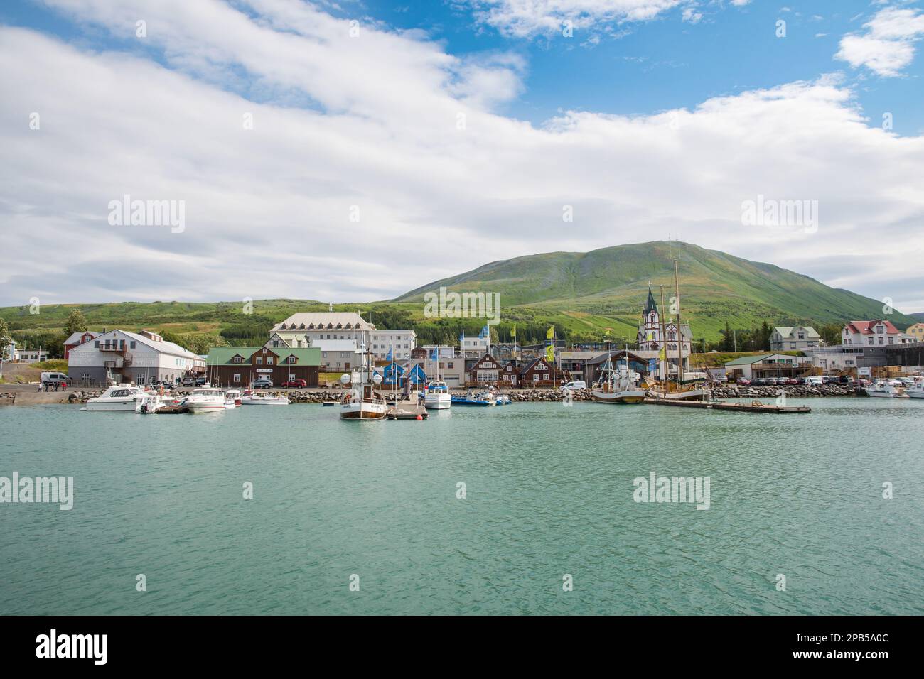 Husavik Islanda - Luglio 15. 2021: Vista sul porto di Husavik in Islanda settentrionale Foto Stock