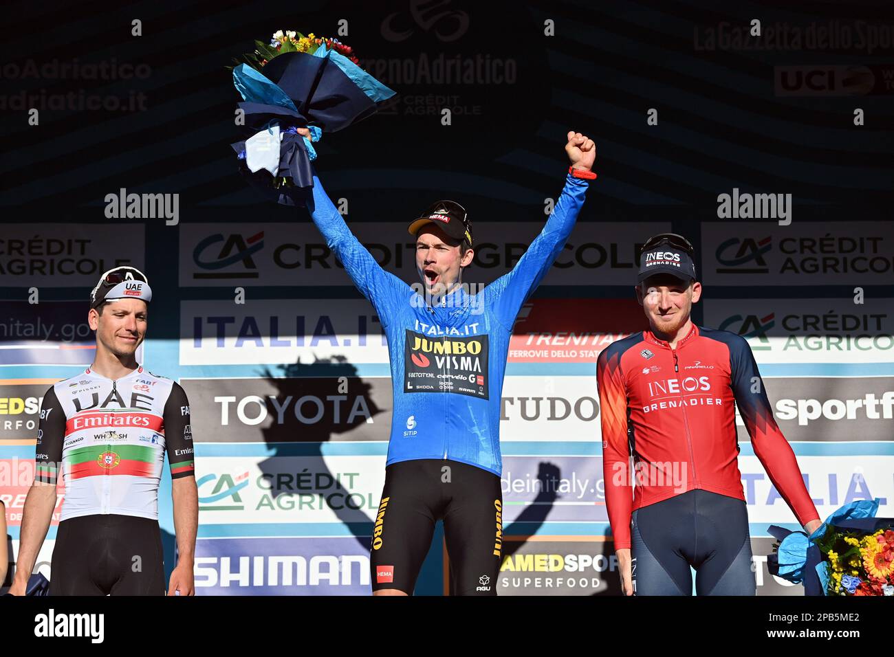 Il portoghese Joao Almeida del Team Emirates, lo sloveno Primoz Roglic di Jumbo-Visma e il britannico Tao Geoghegan Hart di Ineos Grenadiers festeggiano sul podio della tappa 7, ultima tappa della gara ciclistica Tirreno-Adriatico, a 154 km da e per San Benedetto del Tronto, in Italia, domenica 12 marzo 2023. FOTO DI BELGA DIRK WAEM Foto Stock