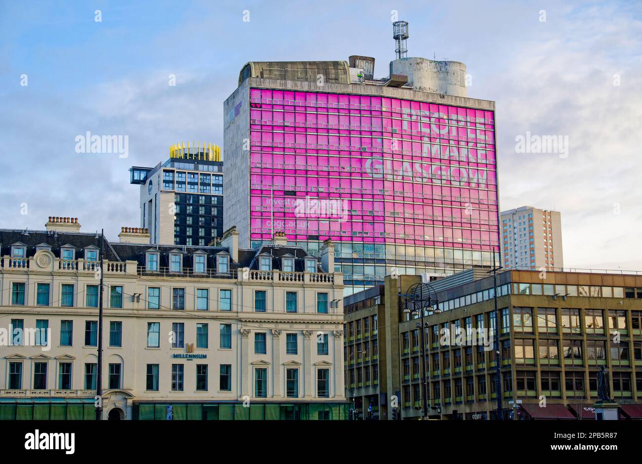 La gente fa segno Glasgow su alto edificio torre nel centro della città Foto Stock