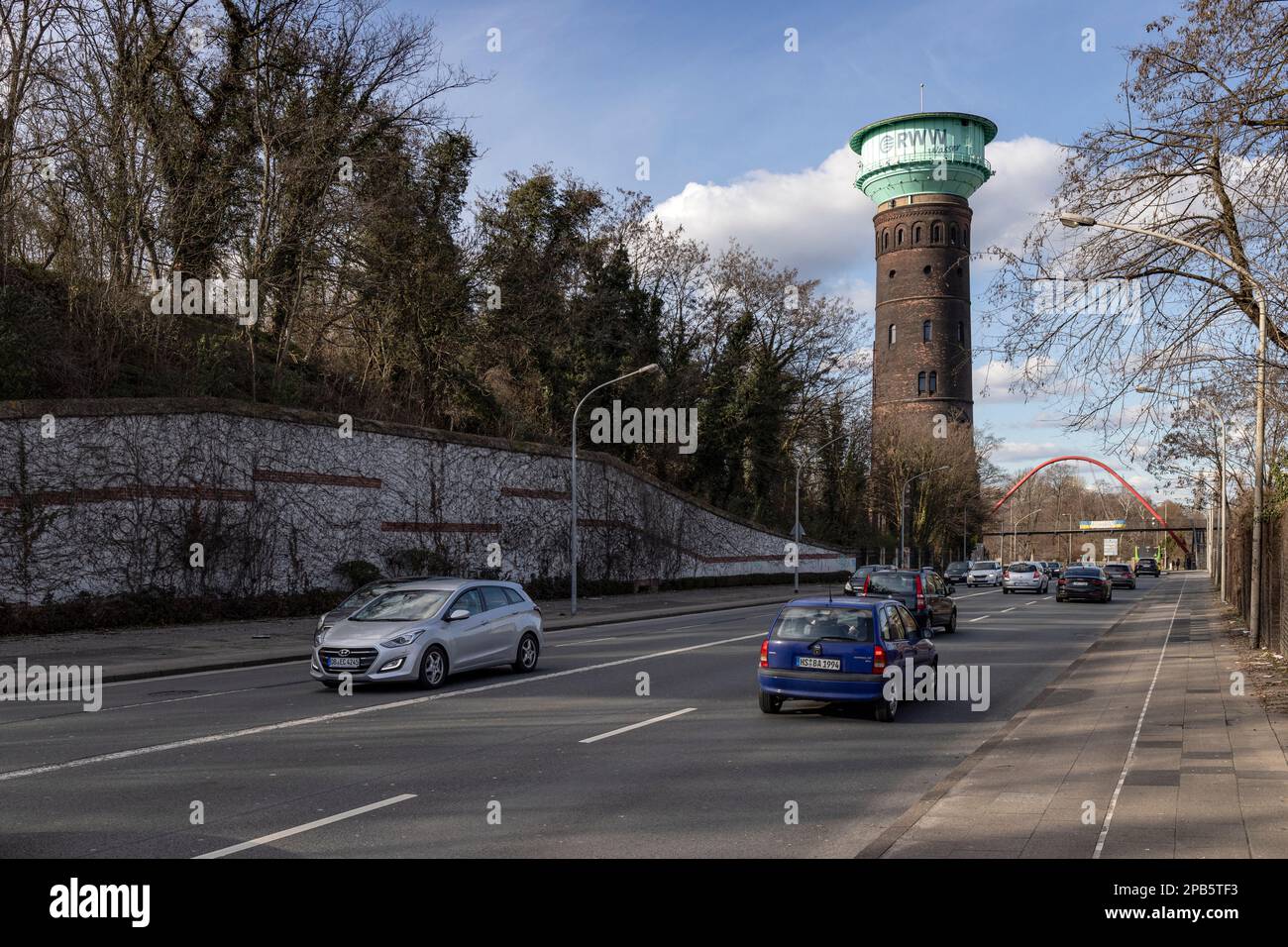 Oberhausen, Germania - 3-11-2023: La torre dell'acqua di Oberhausen con il logo della compagnia idrica RWW Foto Stock