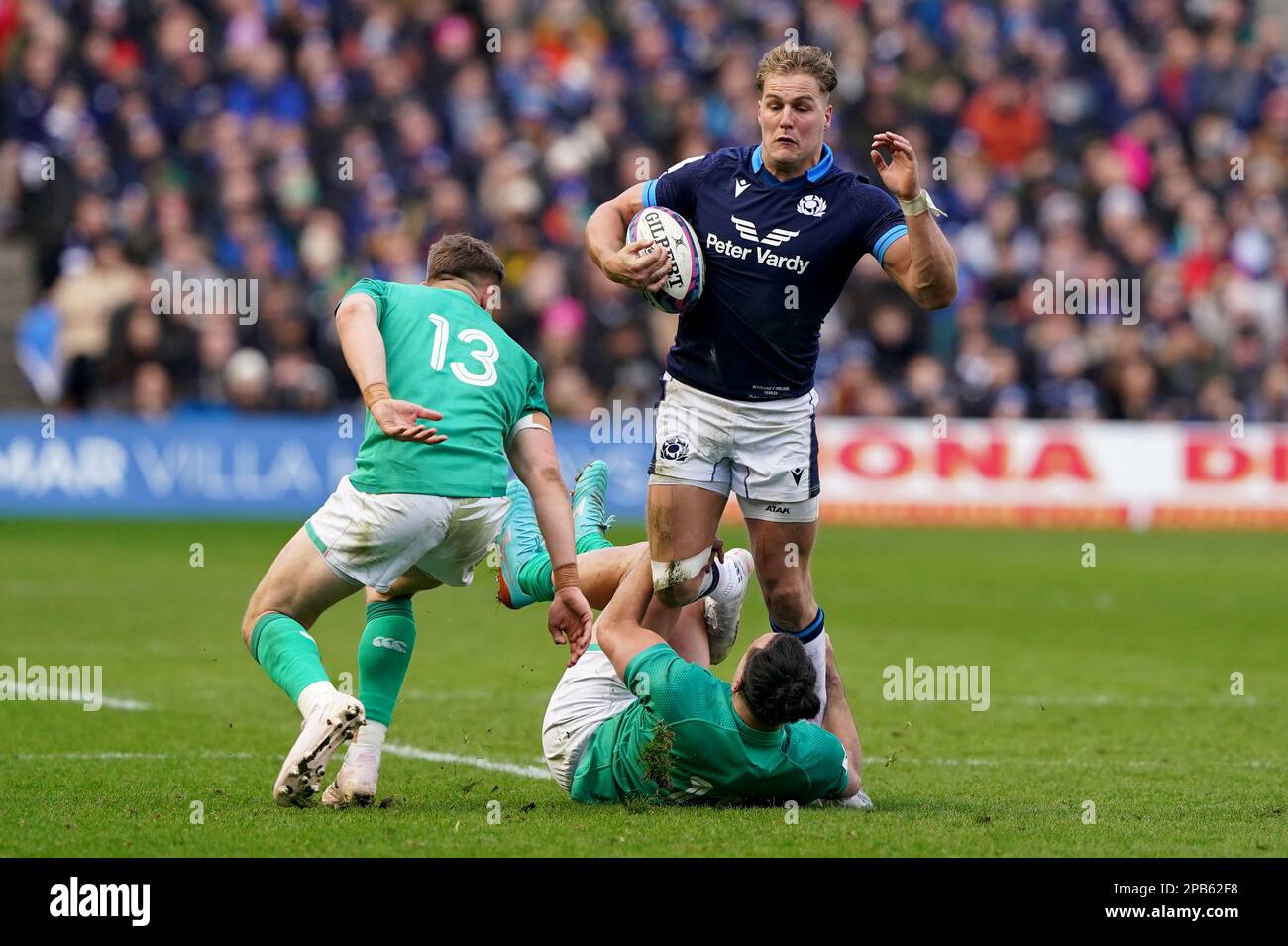 Il Duhan van der Merwe scozzese e il James Lowe irlandese in azione durante la partita delle Guinness Six Nations al BT Murrayfield Stadium di Edimburgo. Data immagine: Domenica 12 marzo 2023. Foto Stock