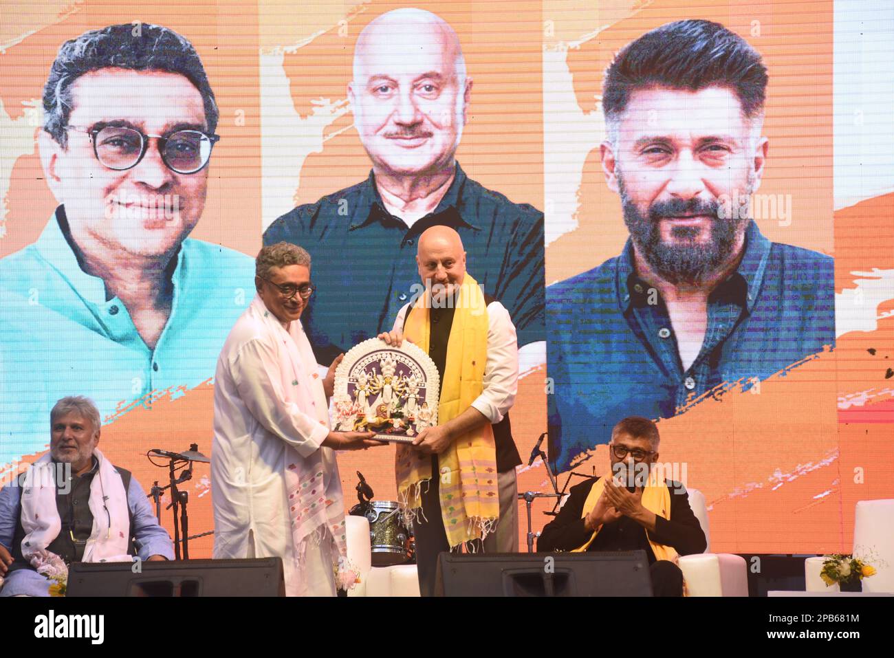 Kolkata, India. 12th Mar, 2023. Il leader senior del BJP Swapan Dasgupta sta consegnando un idolo della dea indù Durga all'attore Anupam Kher mentre il Ministero della Cultura del Governo indiano celebra 'Basanta' un discorso tropicale dal Kasmit al Bengala al Museo indiano di Kolkata, in India, il 12 marzo 2023. (Foto di Debajyoti Chakraborty/NurPhoto) Credit: NurPhoto SRL/Alamy Live News Foto Stock