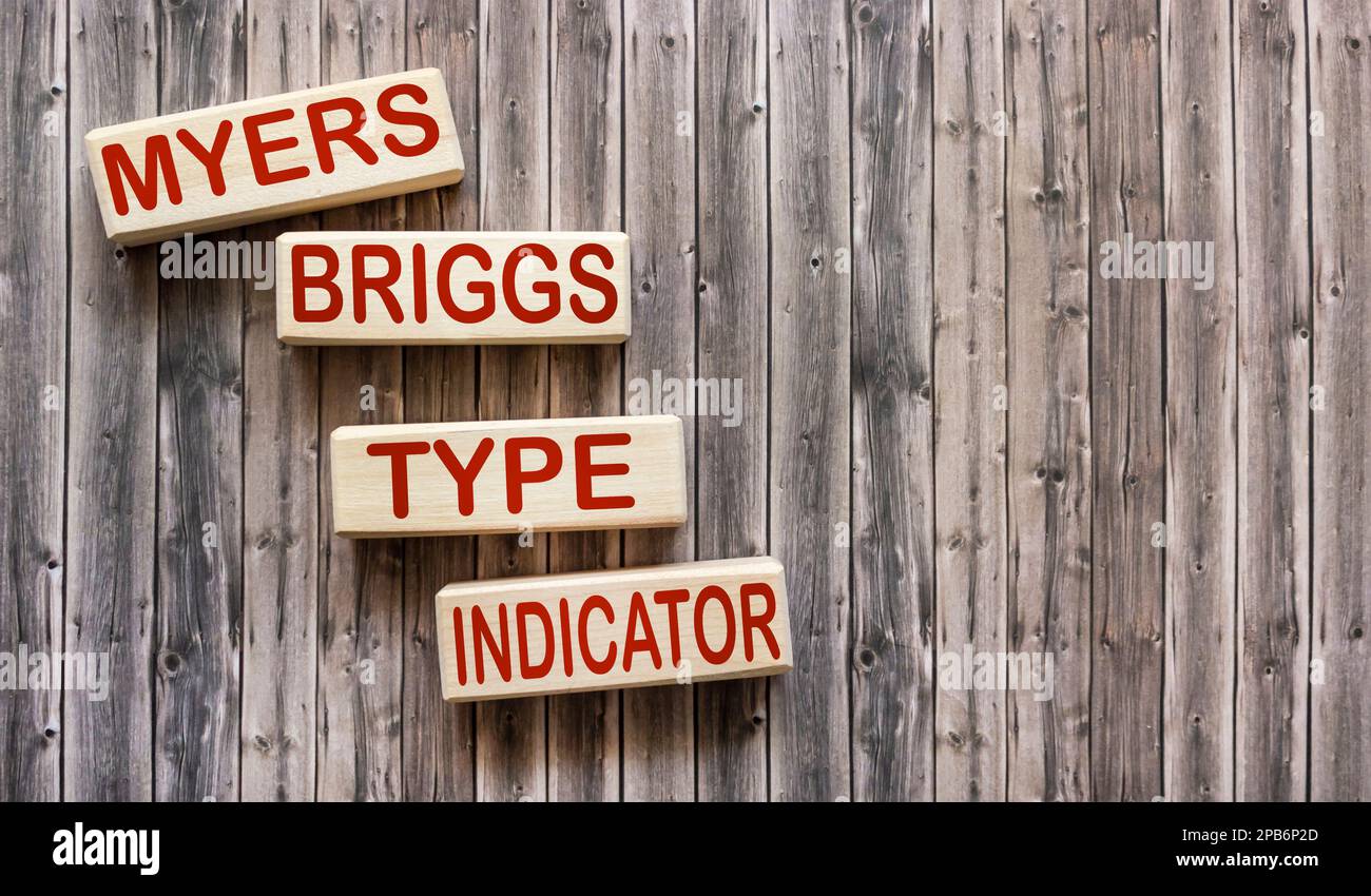 Simbolo e concetto di parola MBTI Myers Briggs indicatore di tipo su un blocco su uno sfondo di legno bello. Il concetto psicologico del tipo MBTI indi Foto Stock