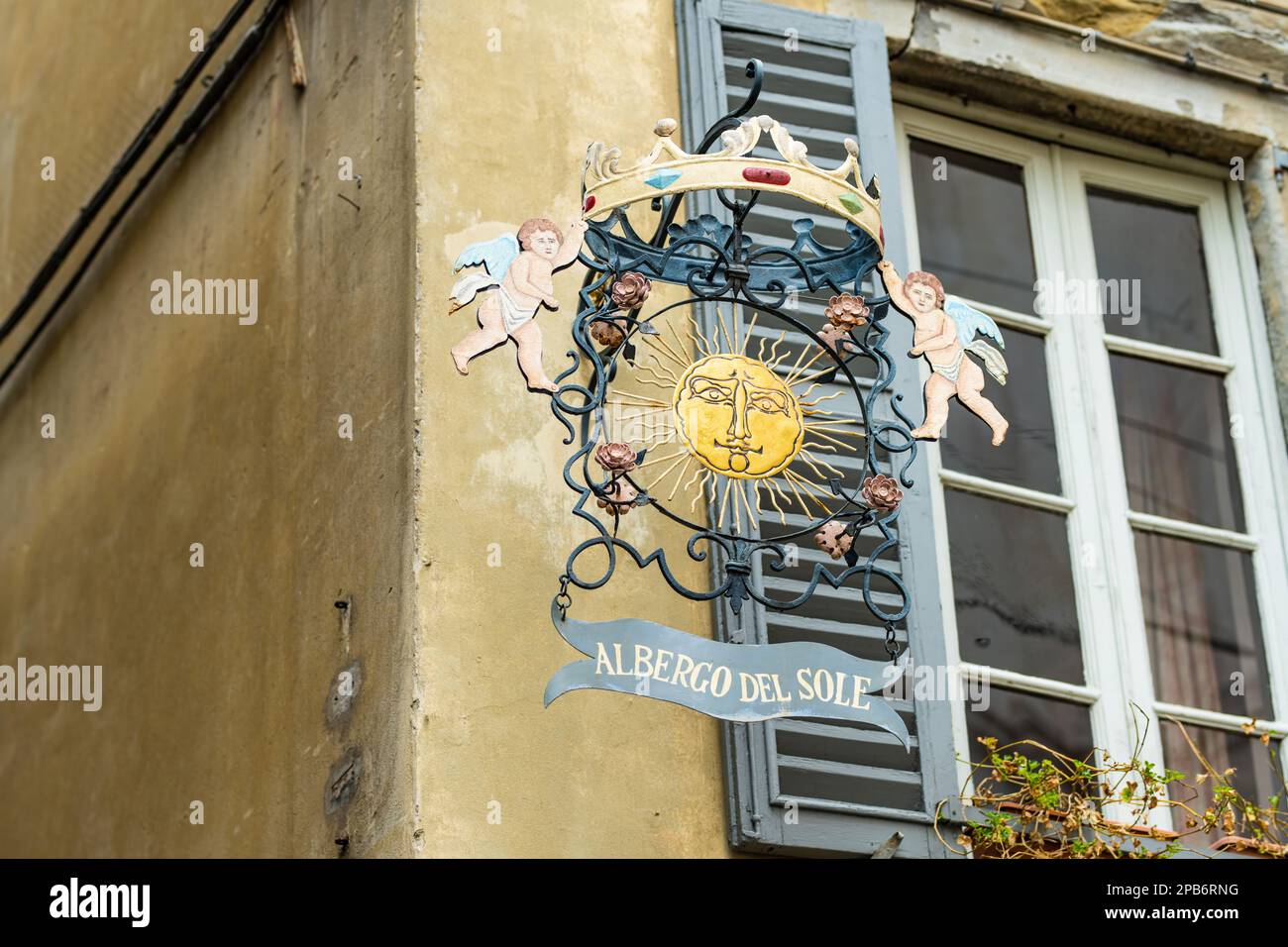 BERGAMO, ITALIA - APRILE 2022: Originale in ferro battuto al Bego del Sole stilizzato cartello hotel sole a Bergamo. Esplorando in Città Alter, città alta Foto Stock