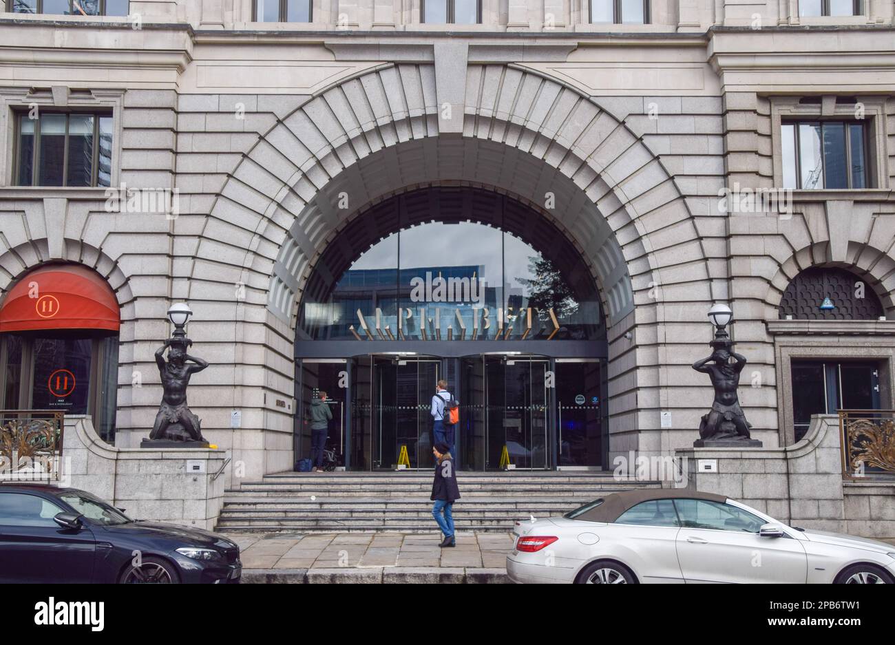 Londra, Regno Unito. 12th marzo 2023. Vista esterna dell'Alphabeta Building a Finsbury Square, dove hanno sede gli uffici della Silicon Valley Bank UK, mentre il timore di una crisi finanziaria cresce a seguito del crollo del prestatore di tecnologia. Foto Stock