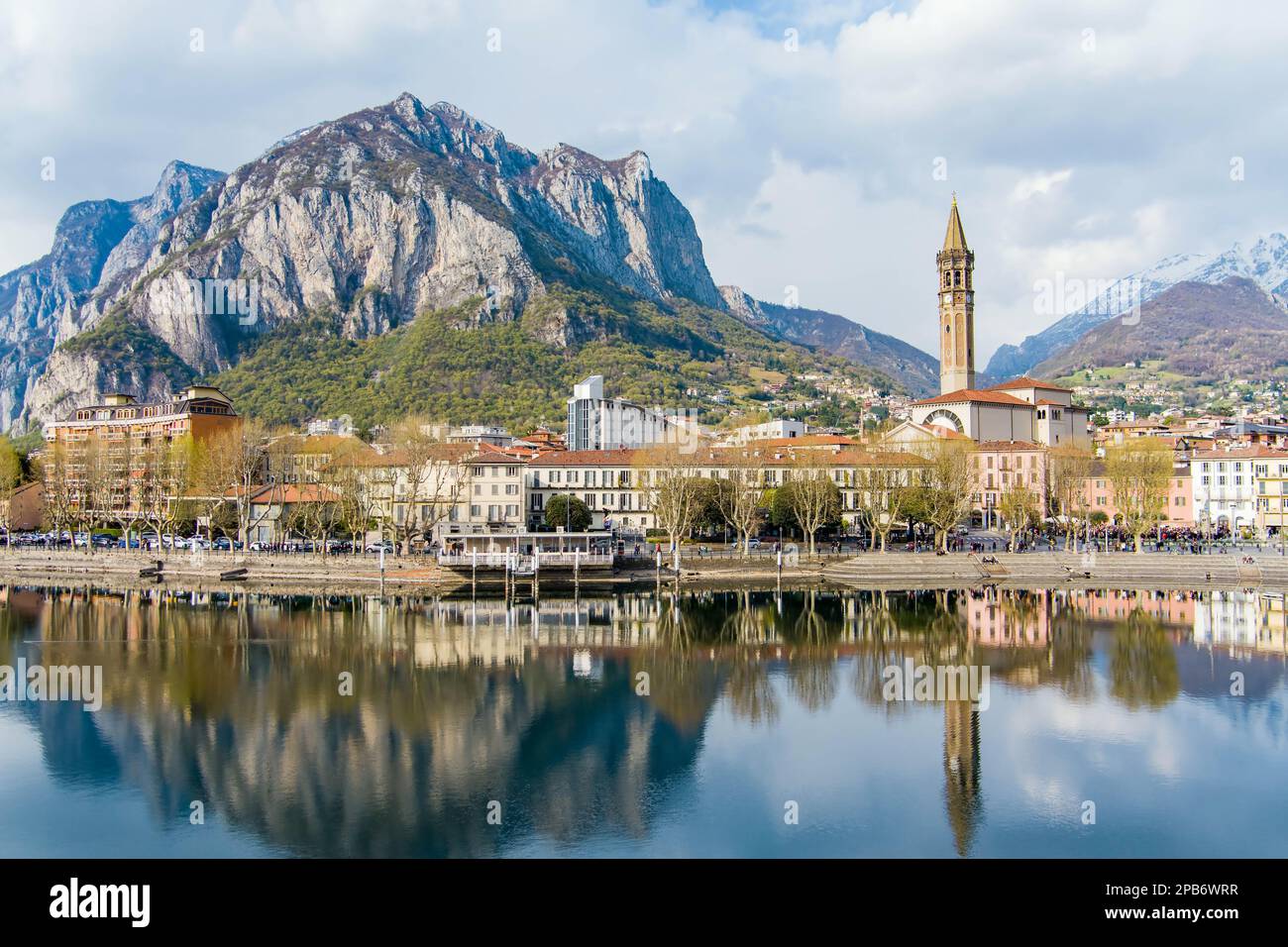 Il sole paesaggio urbano della città di Lecco il giorno di primavera. Pittoresco lungomare della città di Lecco situato tra il famoso Lago di Como e le panoramiche Alpi di Bergamo Foto Stock