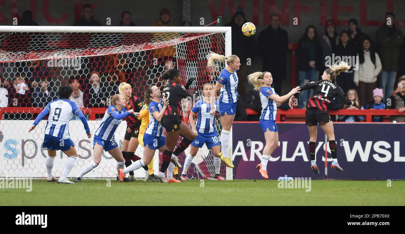 Crawley UK 12th marzo 2023 - Laia Aleixandri di Manchester City (estrema destra) cerca di arrivare alla fine di un angolo durante la partita della Super League delle donne Barclays tra Brighton & Hove Albion e Manchester City : Credit Simon Dack /TPI/ Alamy Live News Foto Stock