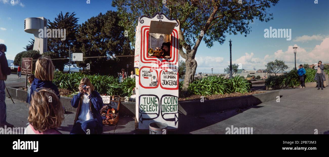 The Automatic Human Jukebox, musicista americano Grimes Poznikov che suona una tromba per i turisti sul Fisherman’s Wharf a San Francisco, California 1986. Foto Stock