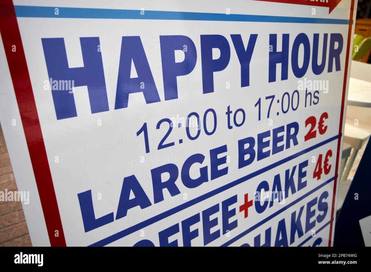 Happy hour in inglese dalle 12 alle 5pm grandi prezzi della birra in euro Lanzarote, Isole Canarie, Spagna Foto Stock