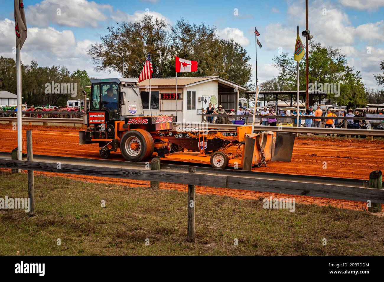 Fort Meade, FL - 26 febbraio 2022: Un trattore che tira la slitta torna indietro fino all'area di partenza del cingolo per prepararsi a un altro tiro a un trattore locale p Foto Stock