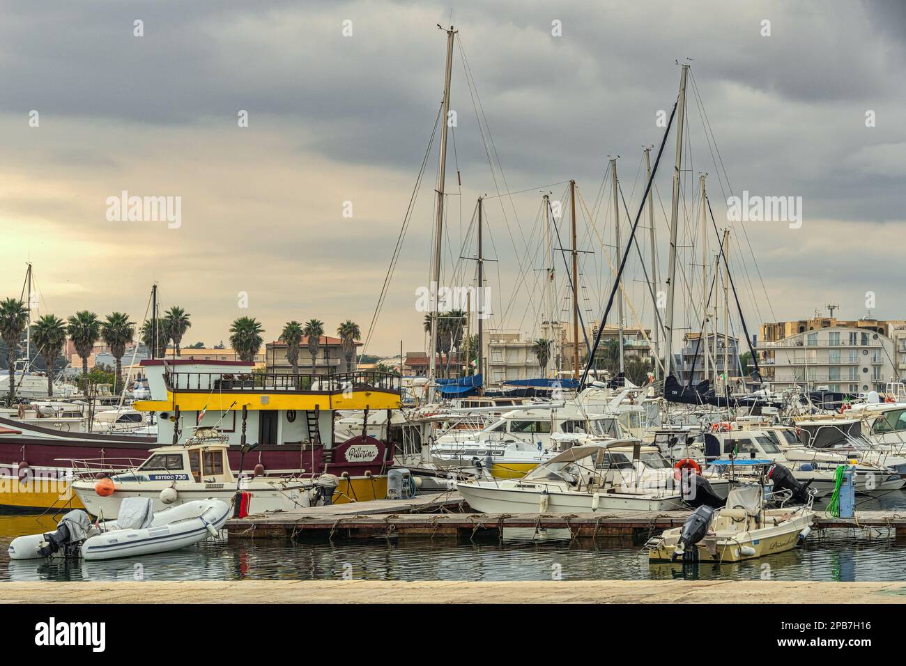 Porto turistico con barche e gommoni ormeggiati a banchine galleggianti nel piccolo villaggio di pescatori di Marzamemi. Marzamemi, provincia di Siracusa, Sicilia, Italia Foto Stock