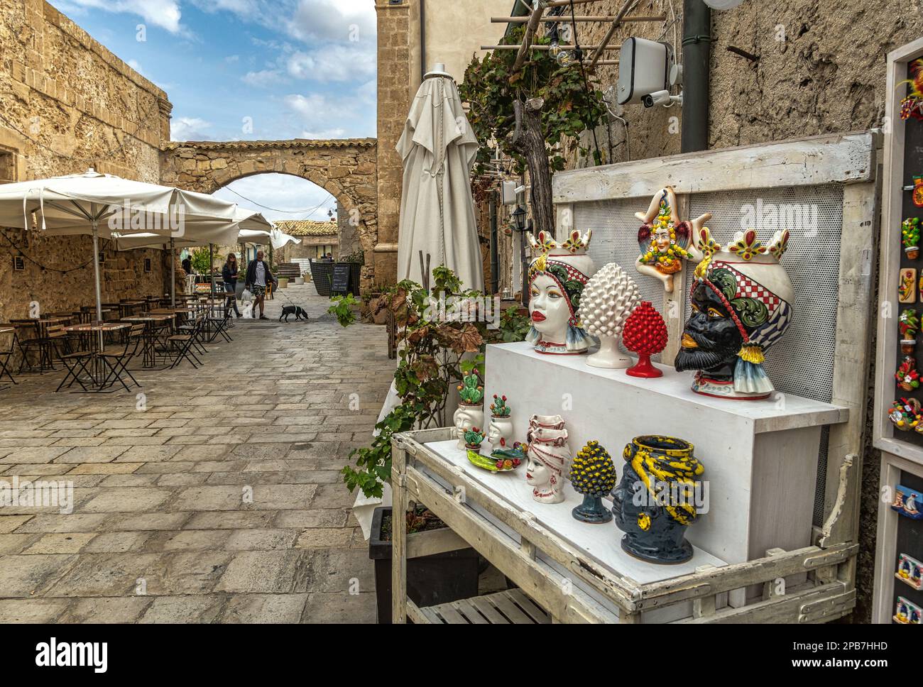 Scorcio del piccolo borgo marinaro di Marzamemi con le tipiche ceramiche siciliane esposte per la vendita ai turisti. Marzamemi, Sicilia Foto Stock
